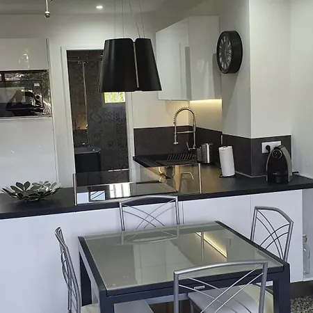 Cyclades Dans Piscine Tennis Boulodrome *