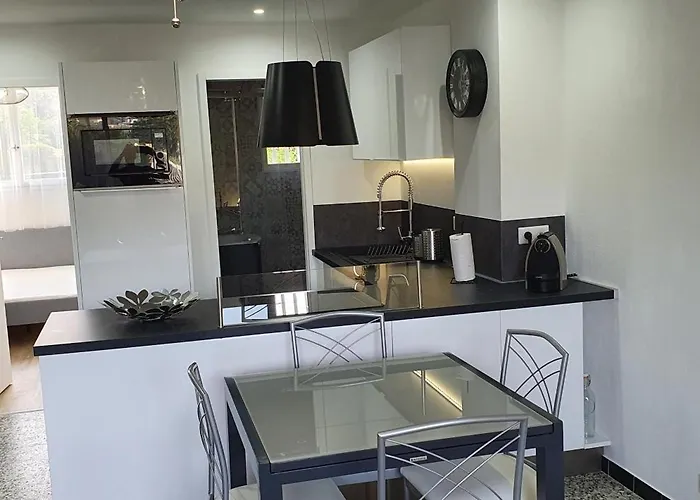 Cyclades Dans Piscine Tennis Boulodrome *