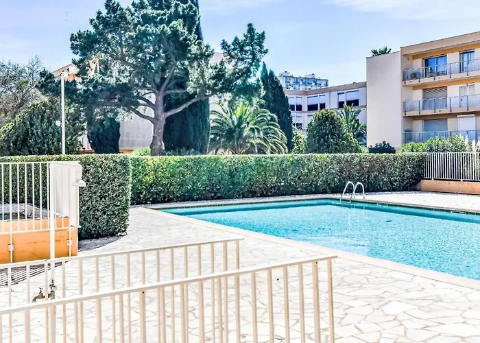 Cyclades Dans Piscine Tennis Boulodrome